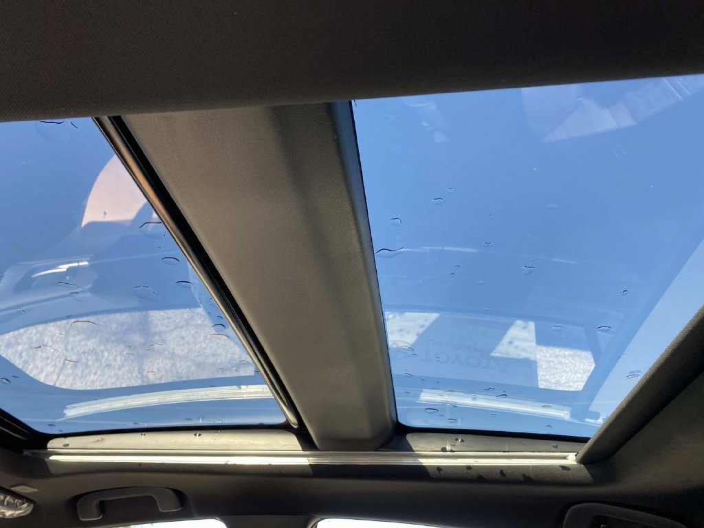 New 2026 Ocean Gem with Midnight Black Metallic roof Toyota XSE image 7