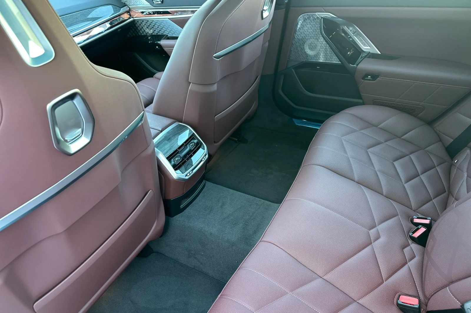 New 2026 Oxide Grey Metallic BMW 750e xDrive image 11