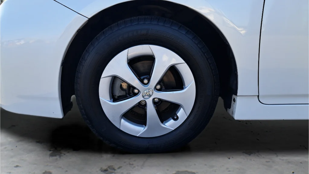 Used 2015 White Toyota Three image 28