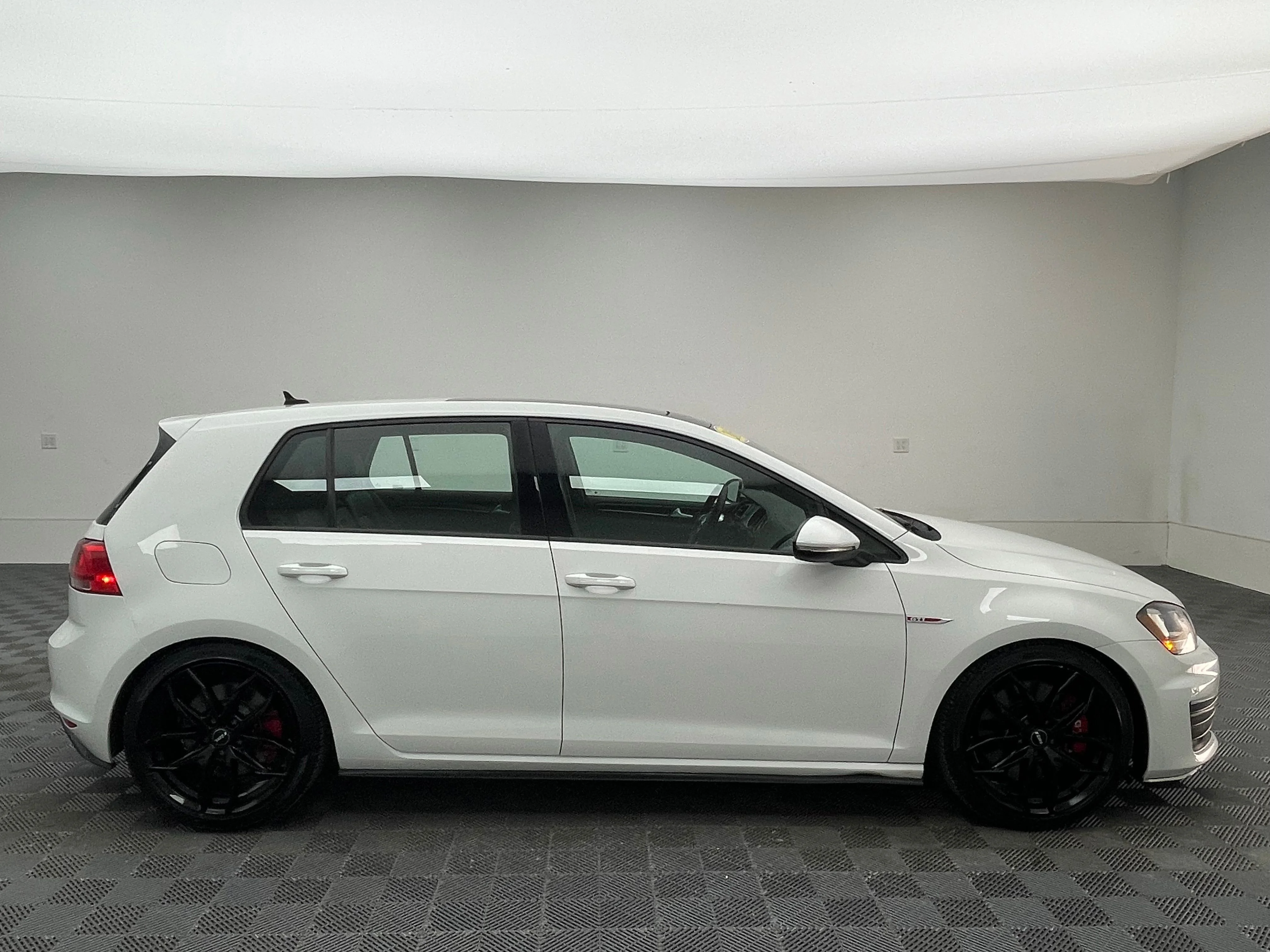Used 2016 Pure White Volkswagen Autobahn image 7