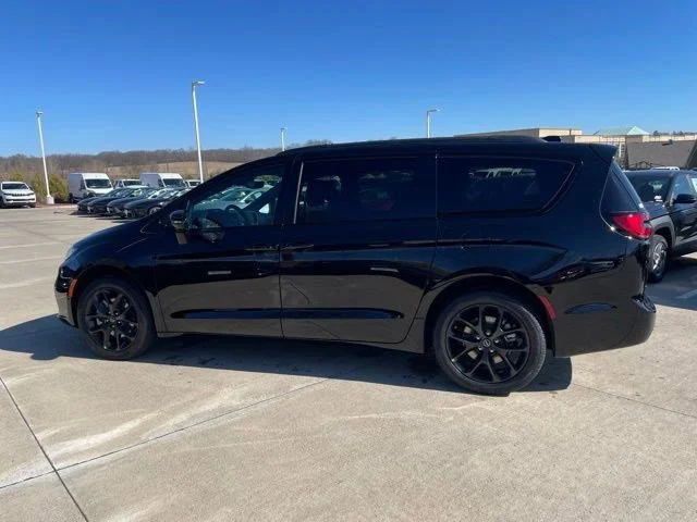 2026 Chrysler Pacifica Select AWD's photo