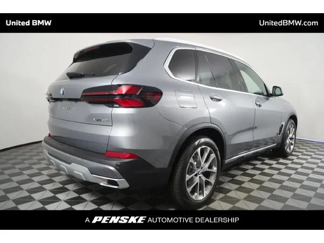 New 2026 Skyscraper Grey Metallic BMW X5 40i image 3