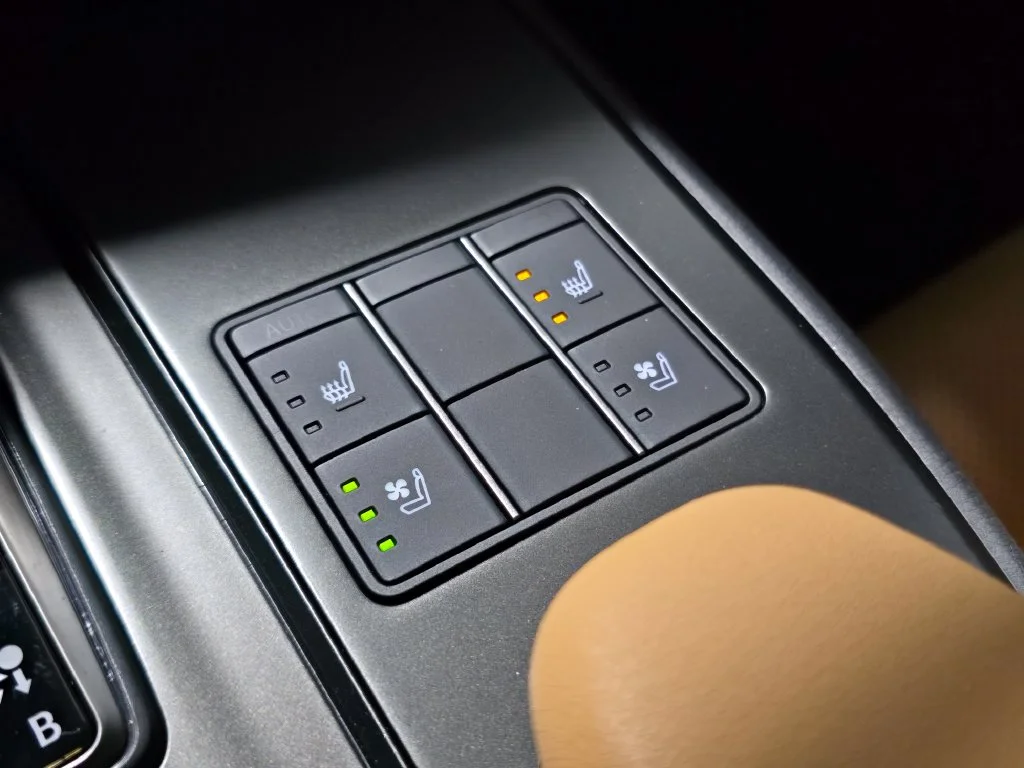 Used 2025 White Lexus 300h Premium image 25
