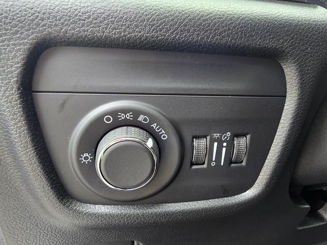New 2026 Bright White Clear-Coat Exterior Paint Jeep Altitude image 17