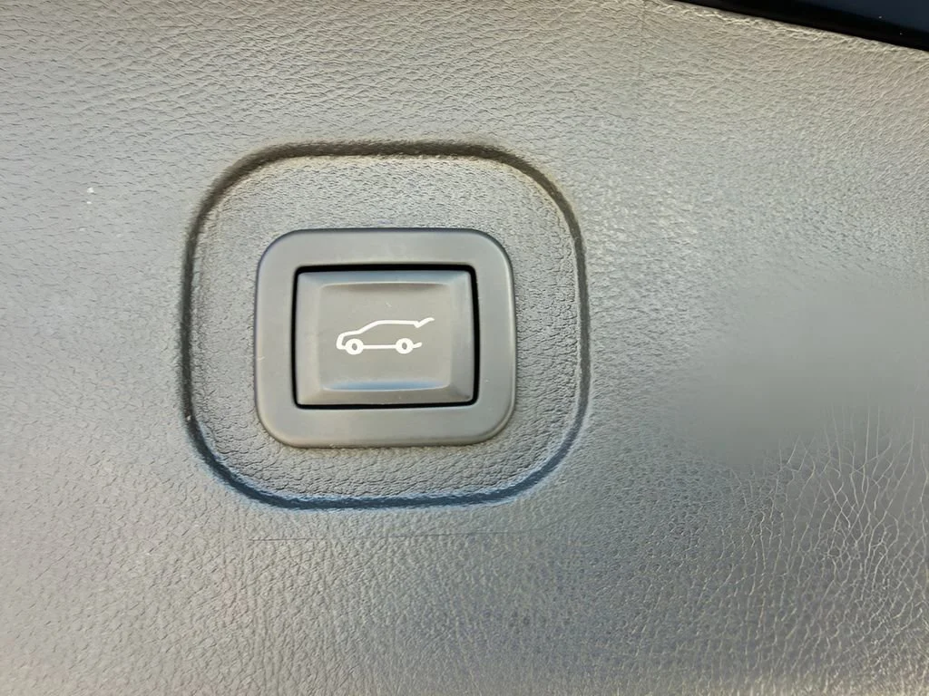 Used 2016 MOSAIC BLACK METALLIC Chevrolet LTZ image 15