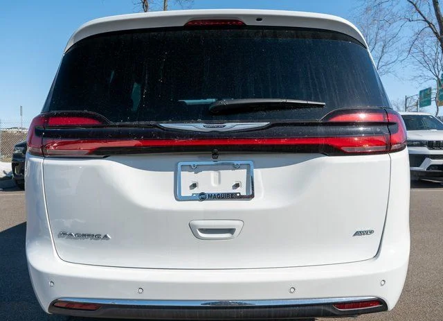 New 2026 Bright White Clear-Coat Exterior Paint Chrysler Select image 6