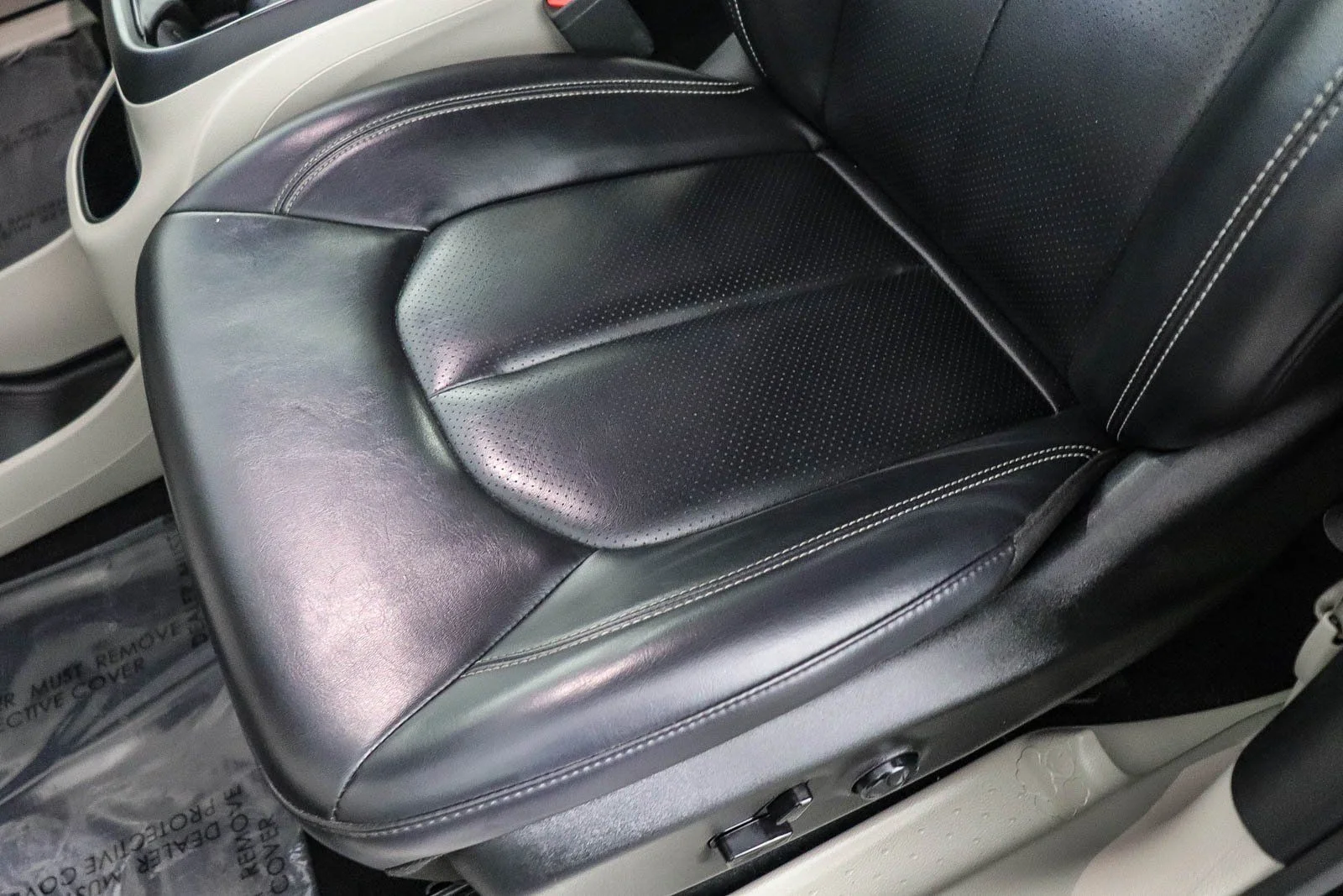 Used 2024 Black Chrysler Select image 22