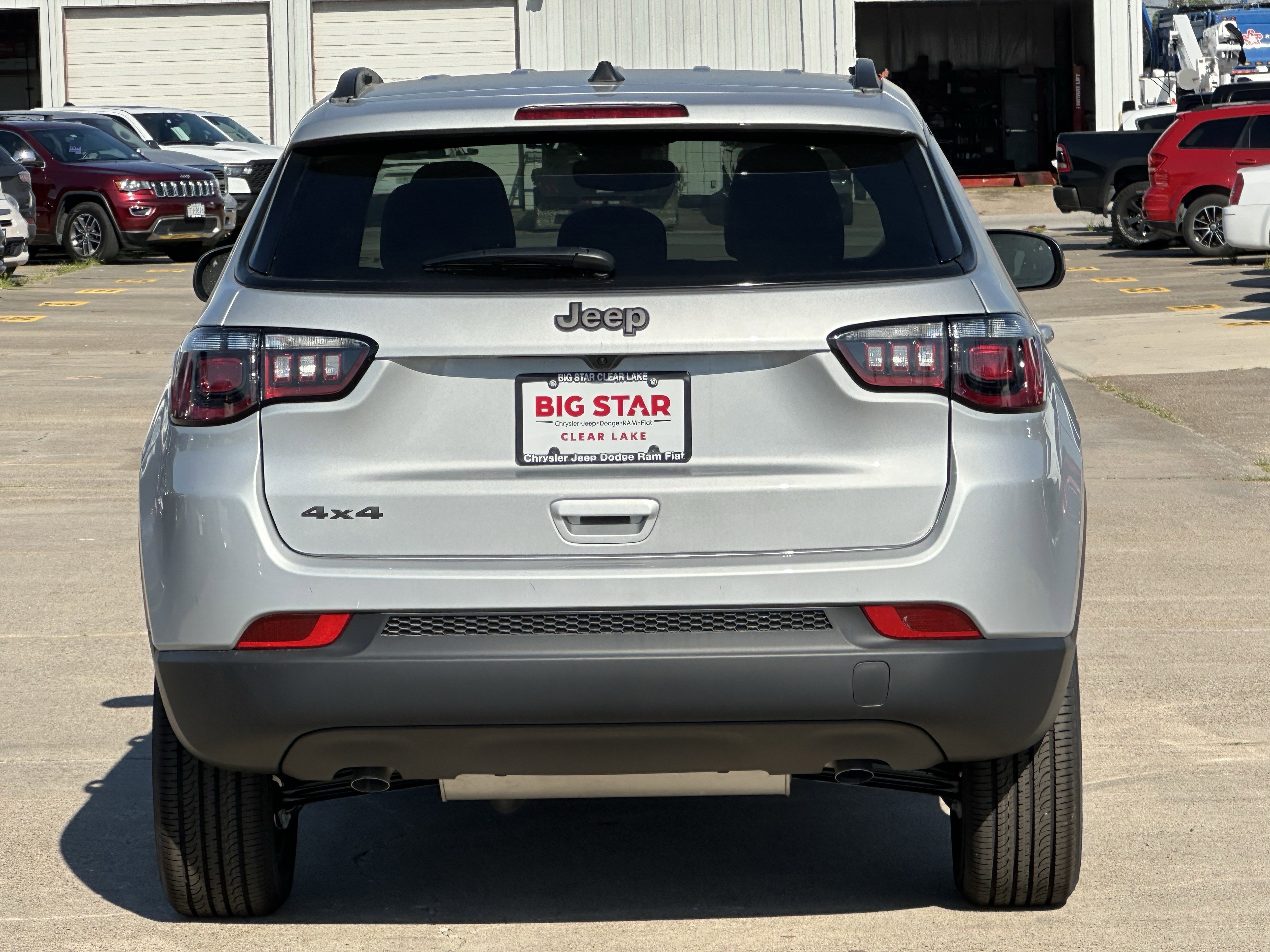 New 2026 Silver Zynith Metallic Clear-Coat Exterior Paint Jeep Latitude Altitude image 6