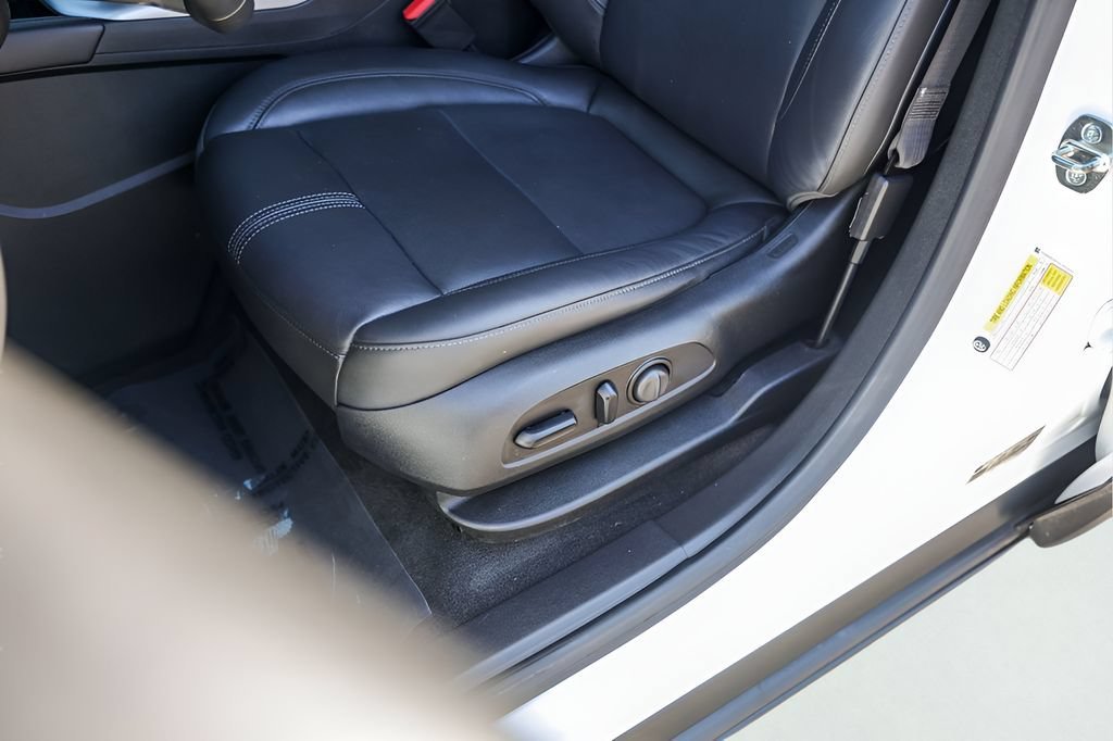Used 2020 SUMMIT WHITE Chevrolet LT image 11