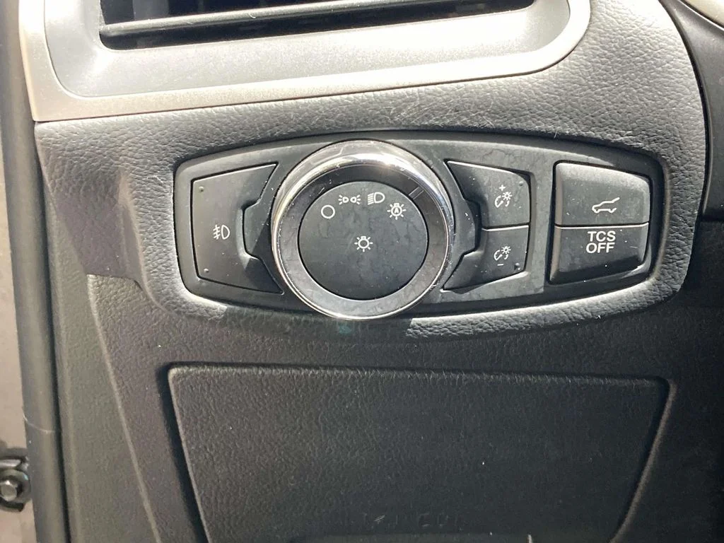 Used 2019 Gray Ford SEL image 19