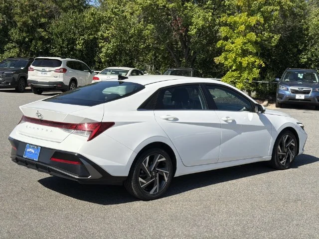 Used 2025 White Hyundai SEL Convenience image 13