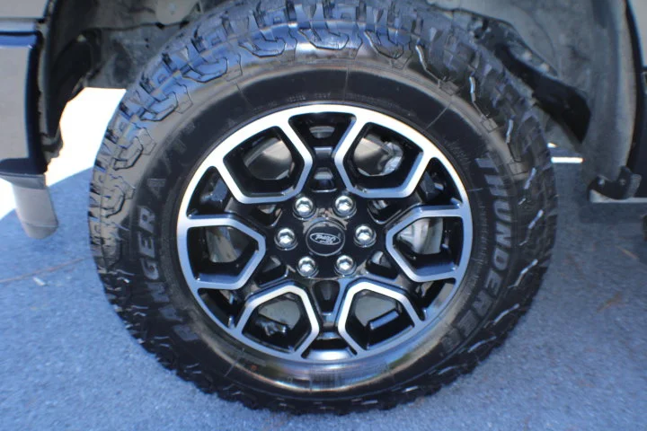 Used 2022  Ford LARIAT 4WD image 7