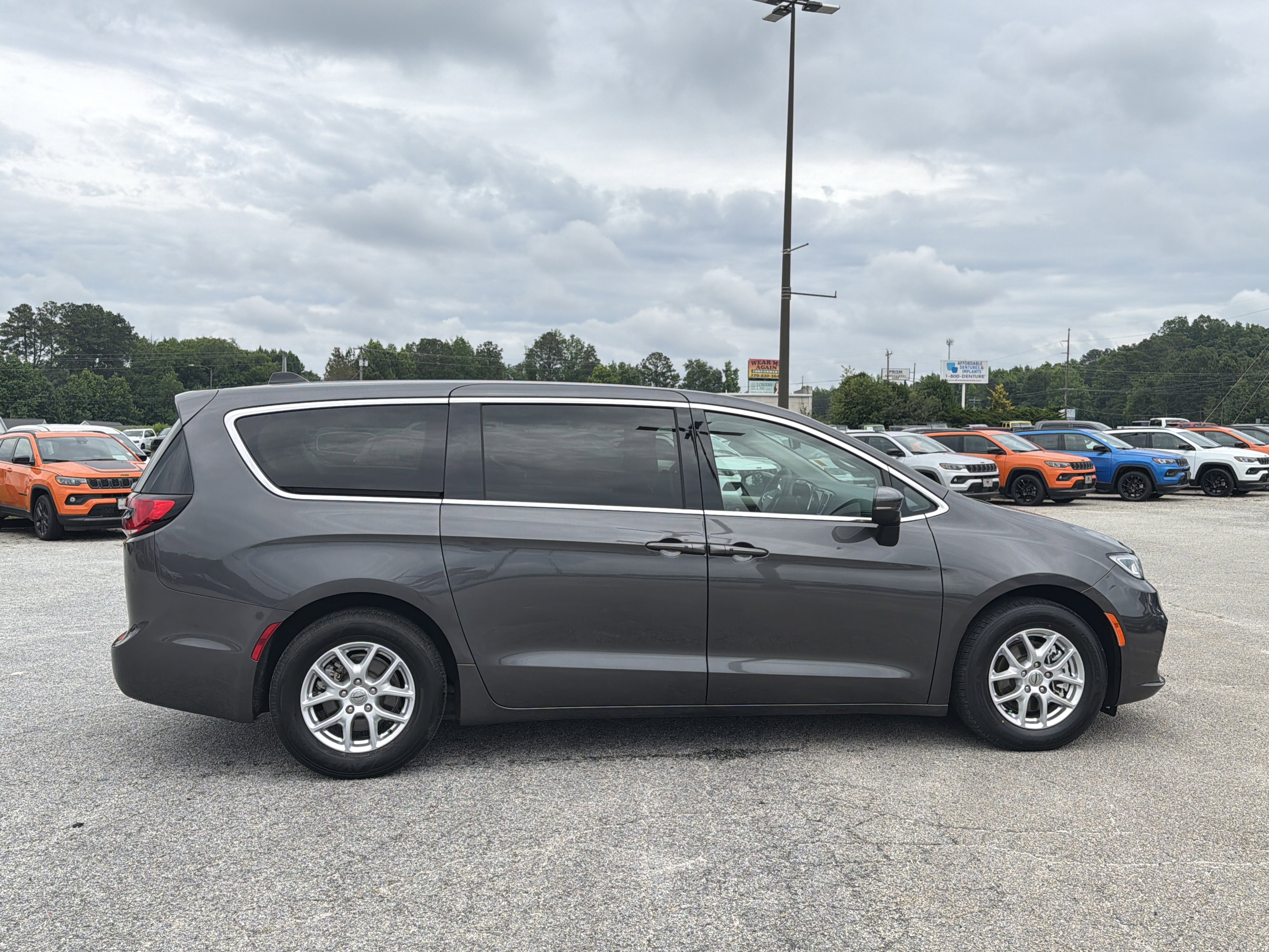 Used 2023 Granite Crystal Metallic Clearcoat Chrysler Touring L image 9