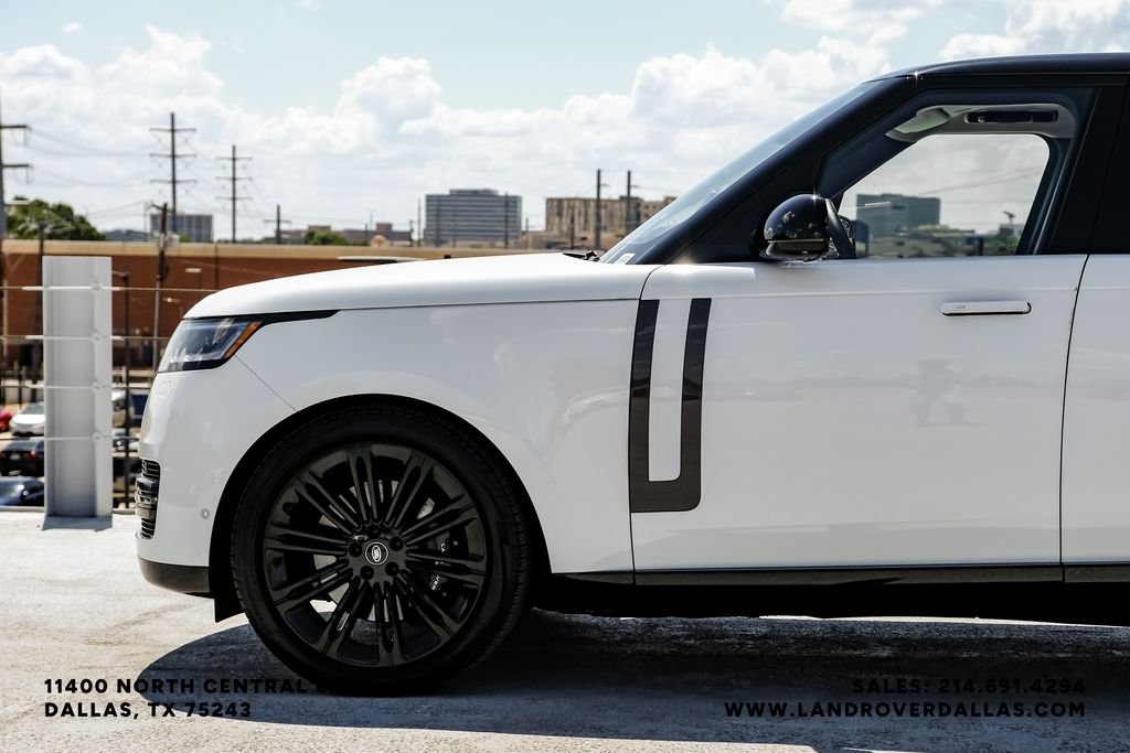 Used 2022 White Land Rover SE image 10