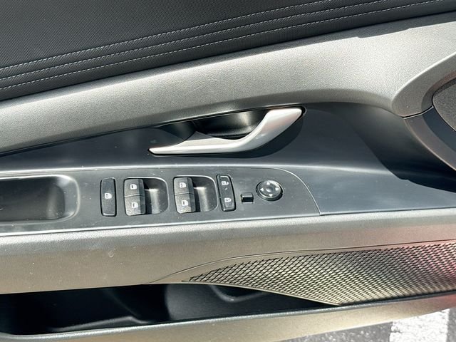 Used 2025 Red Hyundai SEL Convenience image 17