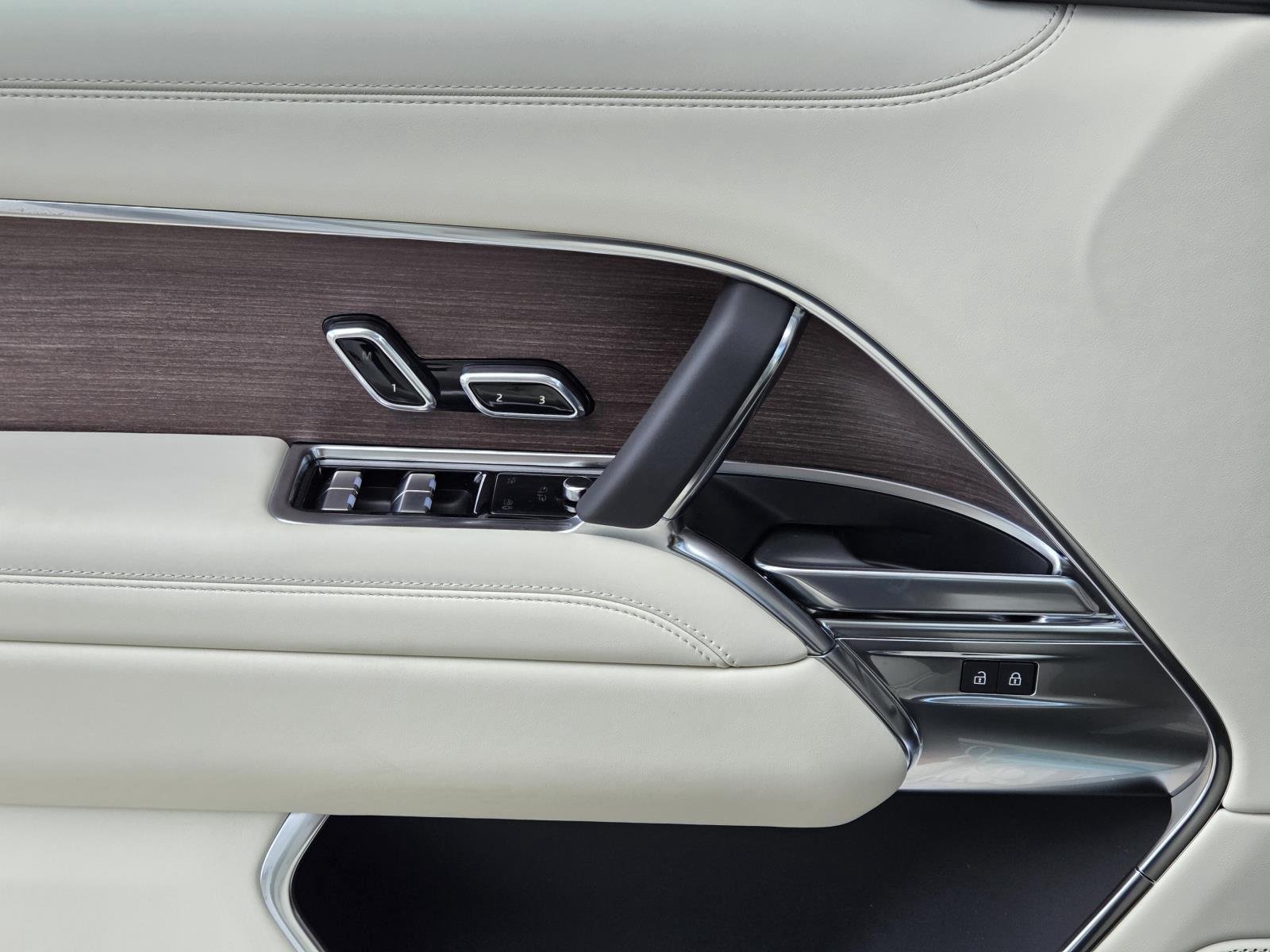 New 2026 Ostuni Pearl White LAND ROVER SE 7 Seats image 29
