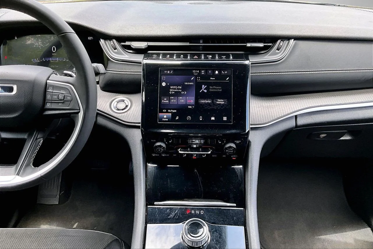 Used 2023 Gray Jeep Altitude image 12