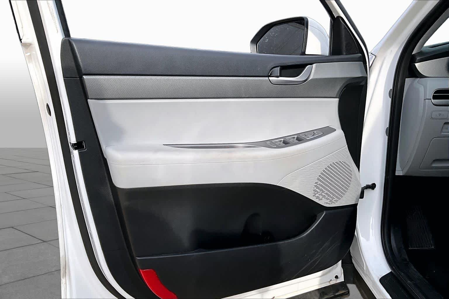 Used 2025 Hyper White Hyundai SEL image 23