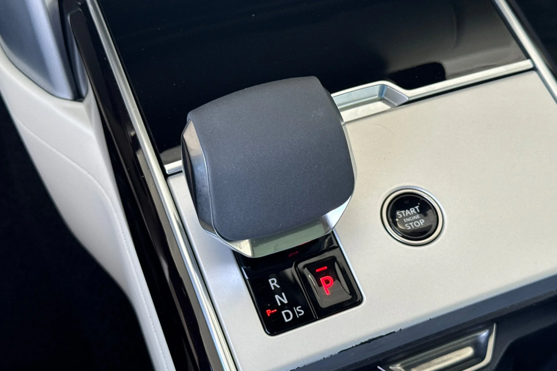 Used 2024 Silver Land Rover SE image 24