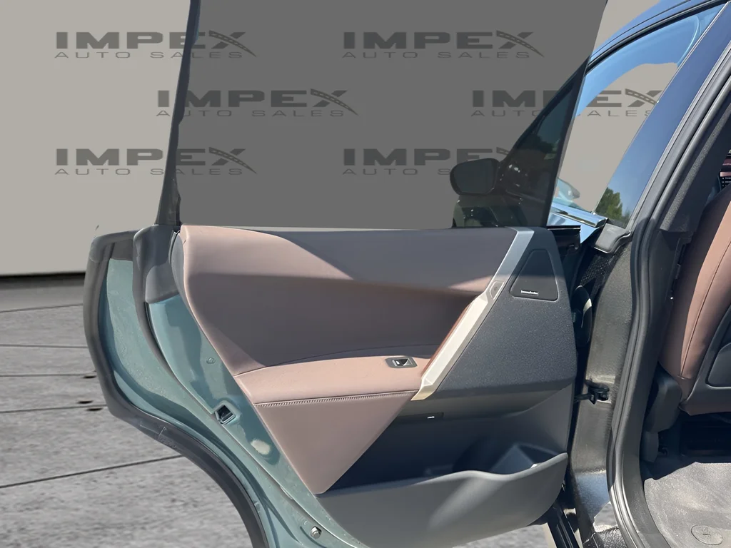 Used 2023 Blue BMW xDrive50 image 25