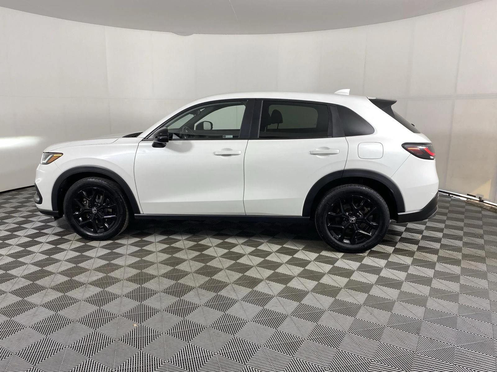 Used 2024 Platinum White Pearl Honda Sport image 4