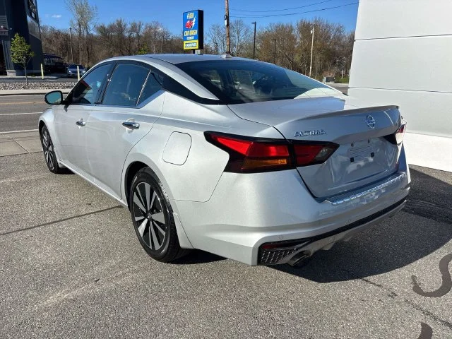 Used 2022 Silver Nissan 2.5 SL image 3