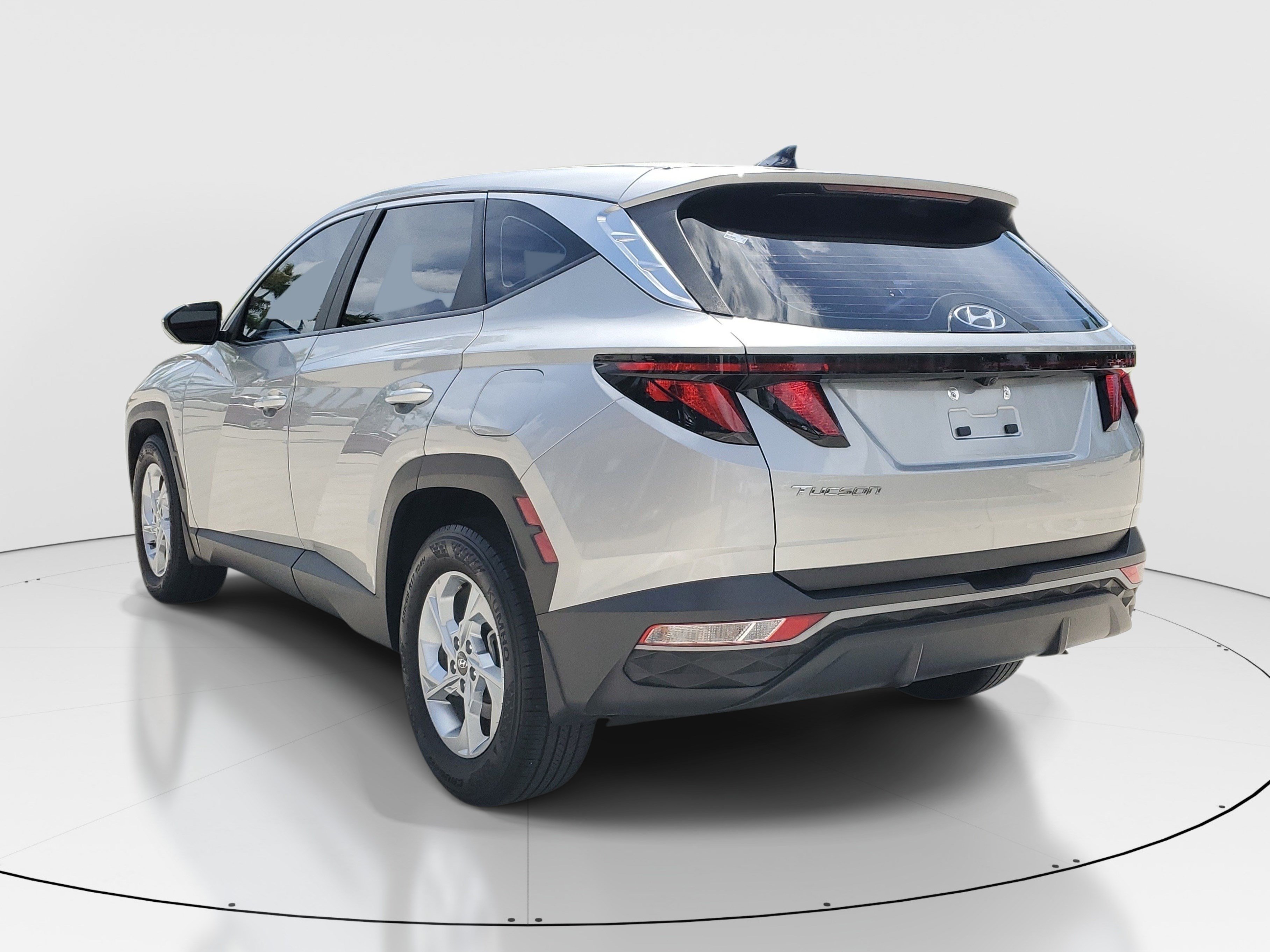 Used 2023 Shimmering Silver Hyundai SE image 4