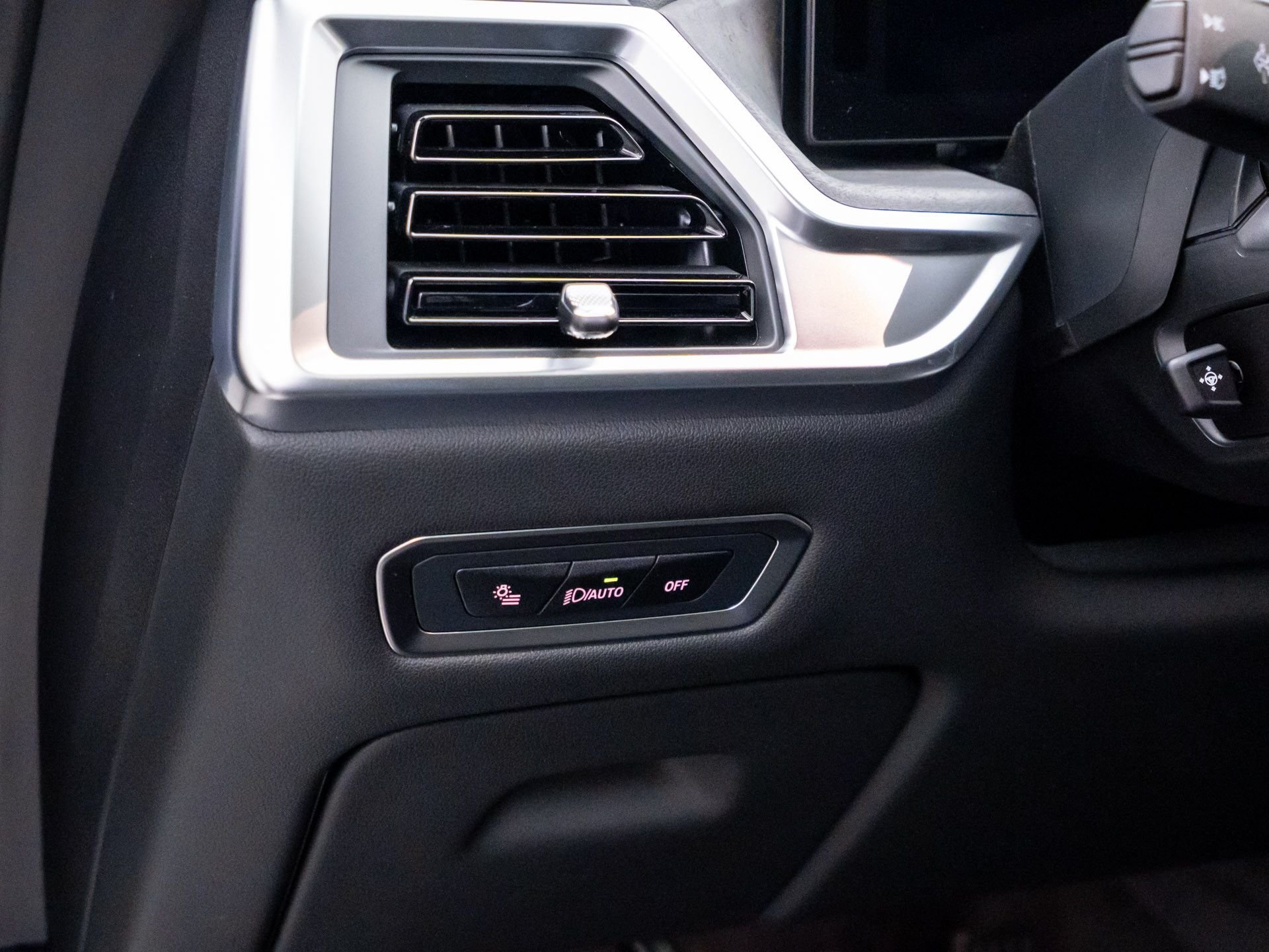 New 2026 Mineral White Metallic BMW xDrive40i image 22