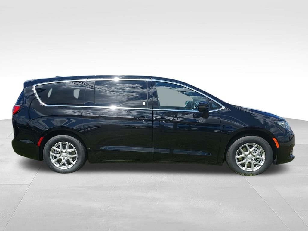 New 2027 Diamond Black Crystal Pearl-Coat Exterior Paint Chrysler LX image 9