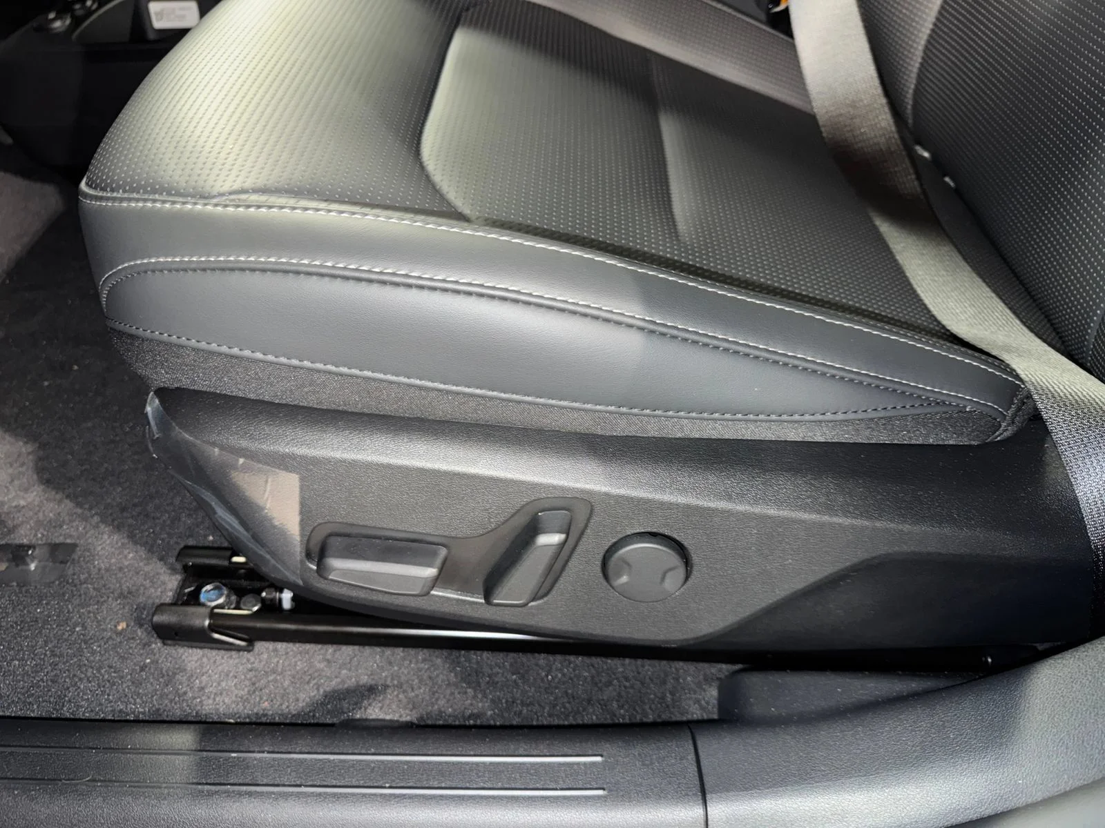 New 2026 Gray Metallic Kia Wind image 20
