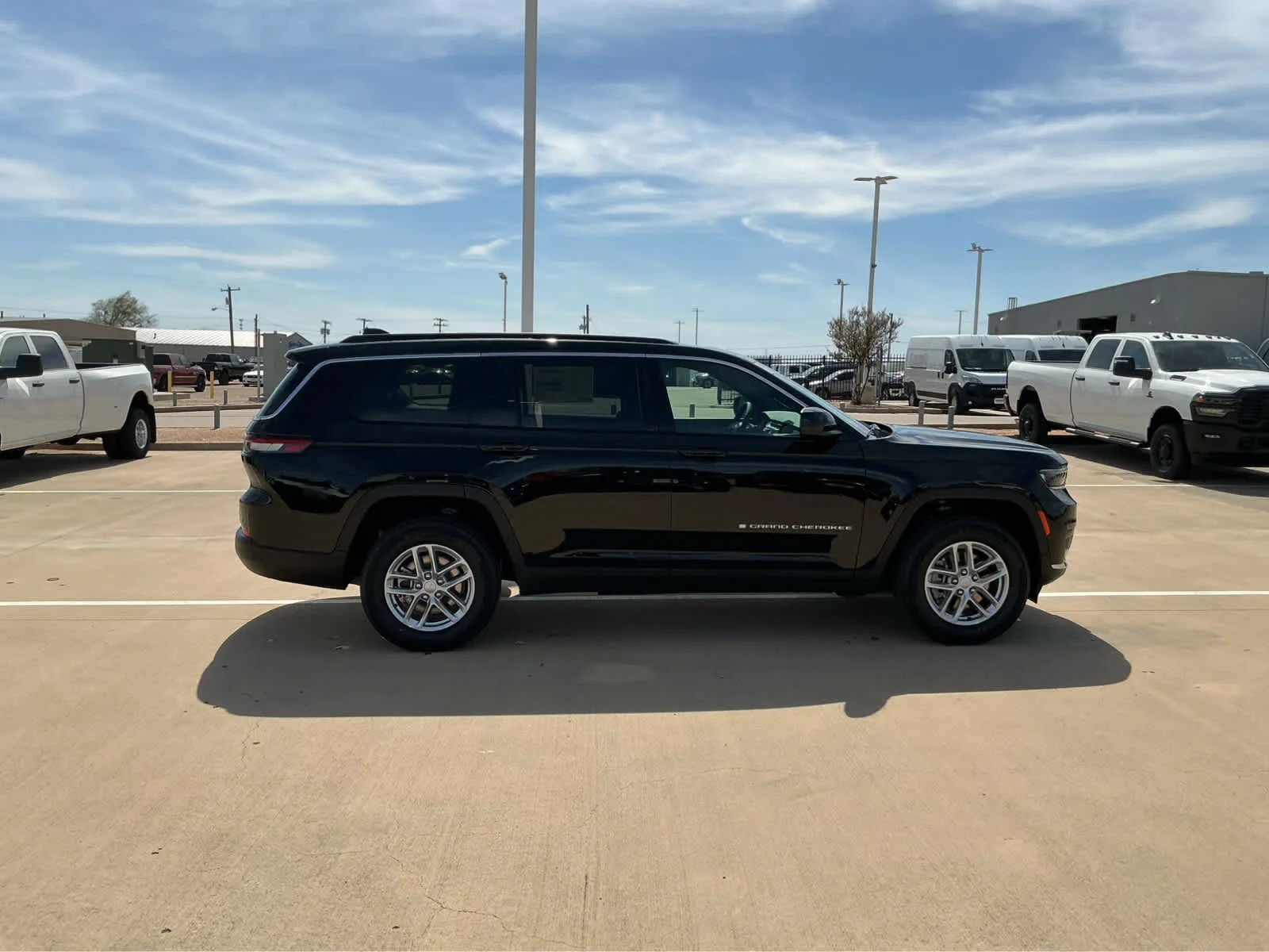 New 2026 Diamond Black Crystal Pearl-Coat Exterior Paint Jeep Laredo X image 5