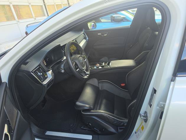 Certified Used 2025 Crystal White Pearl Volvo T8 Ultra Black Edition image 11