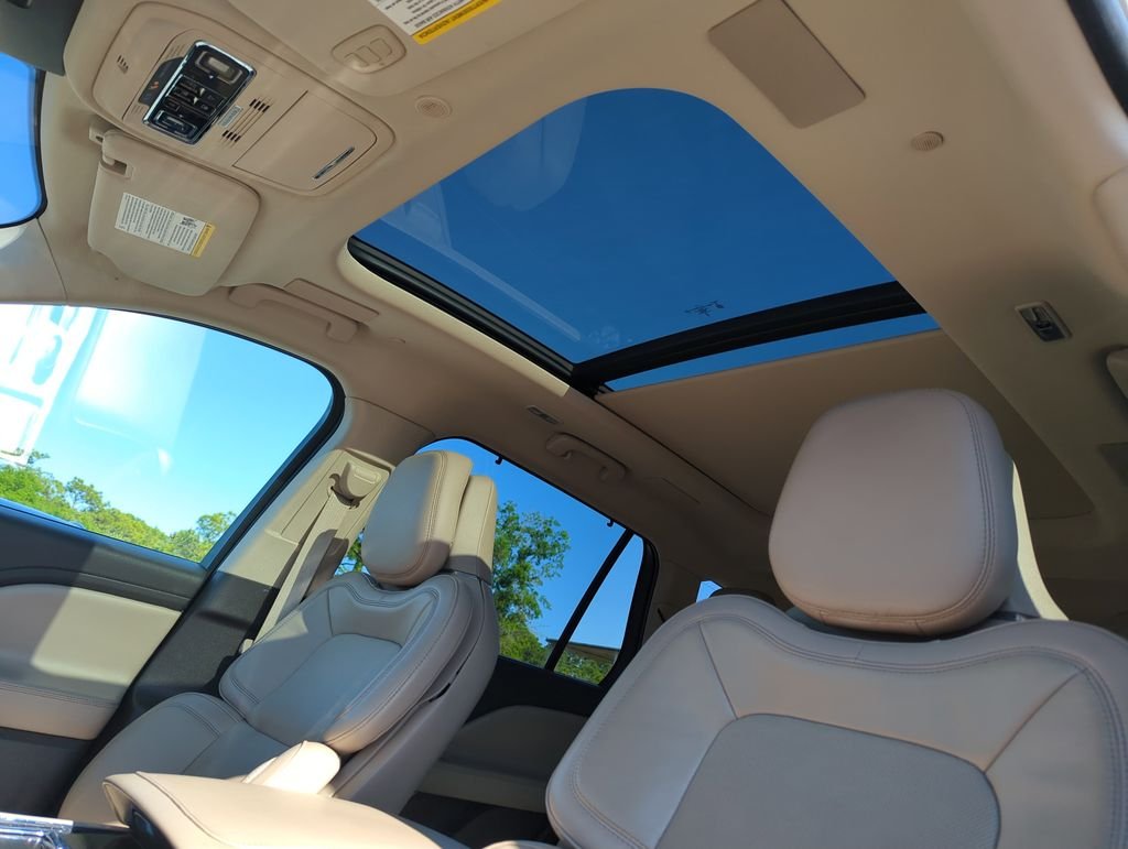 Used 2022 White Lincoln Reserve image 27