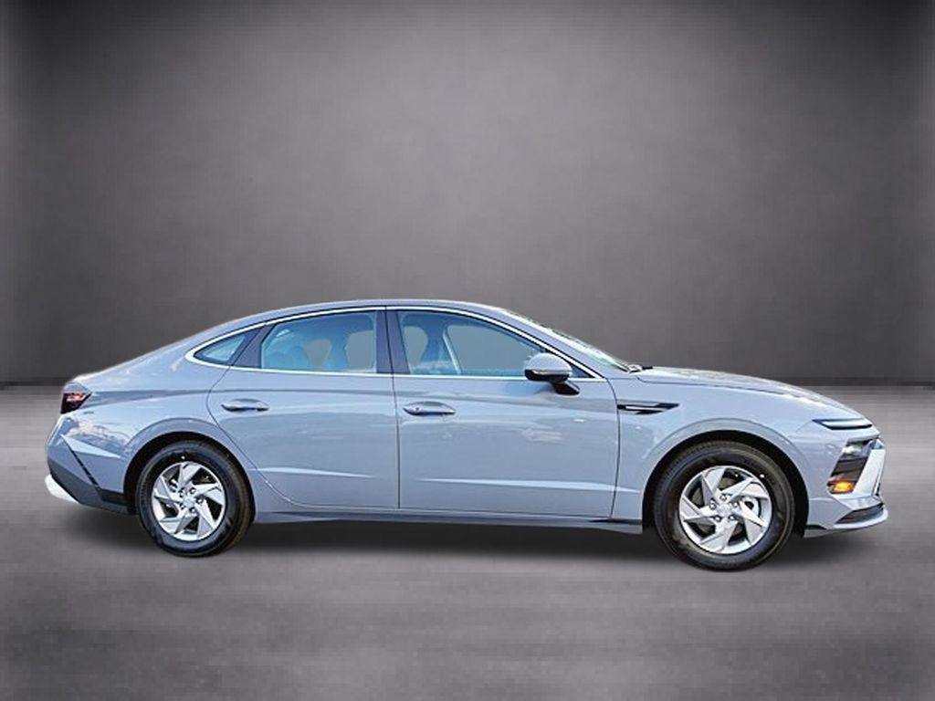 New 2026 Blue Hyundai SE image 3
