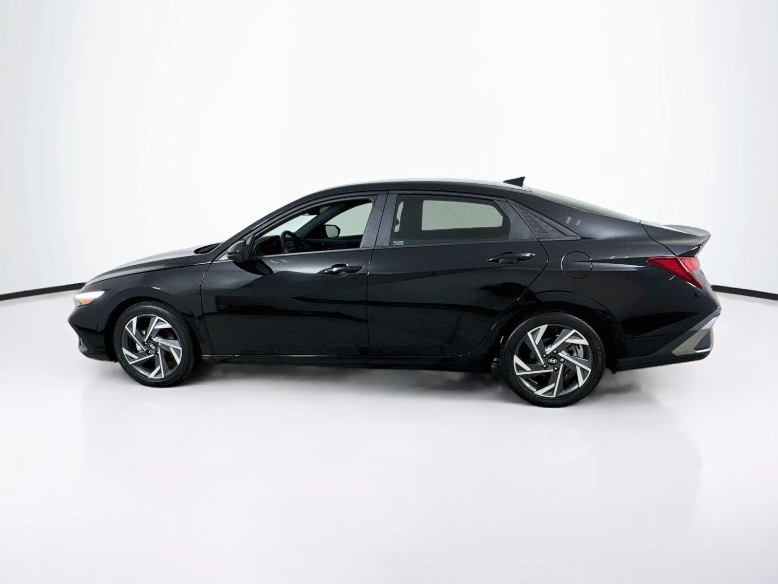 Used 2025 Abyss Black Hyundai SEL Sport image 3