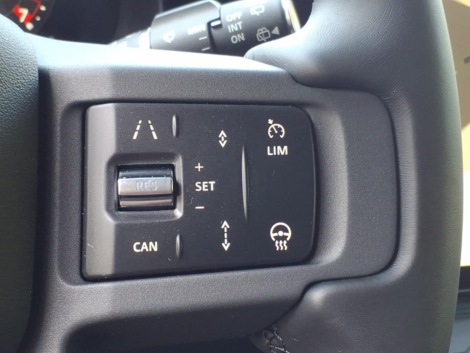 New 2026 Woolstone Green LAND ROVER X-Dynamic SE image 15