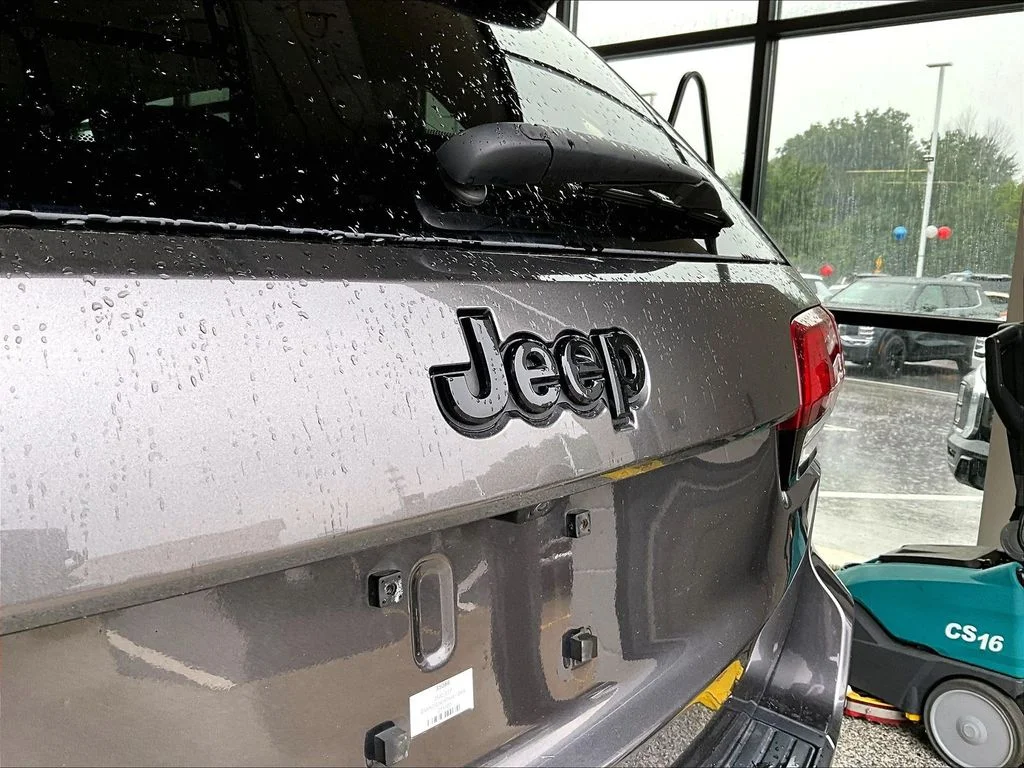 Used 2020 Gray Jeep Altitude image 9