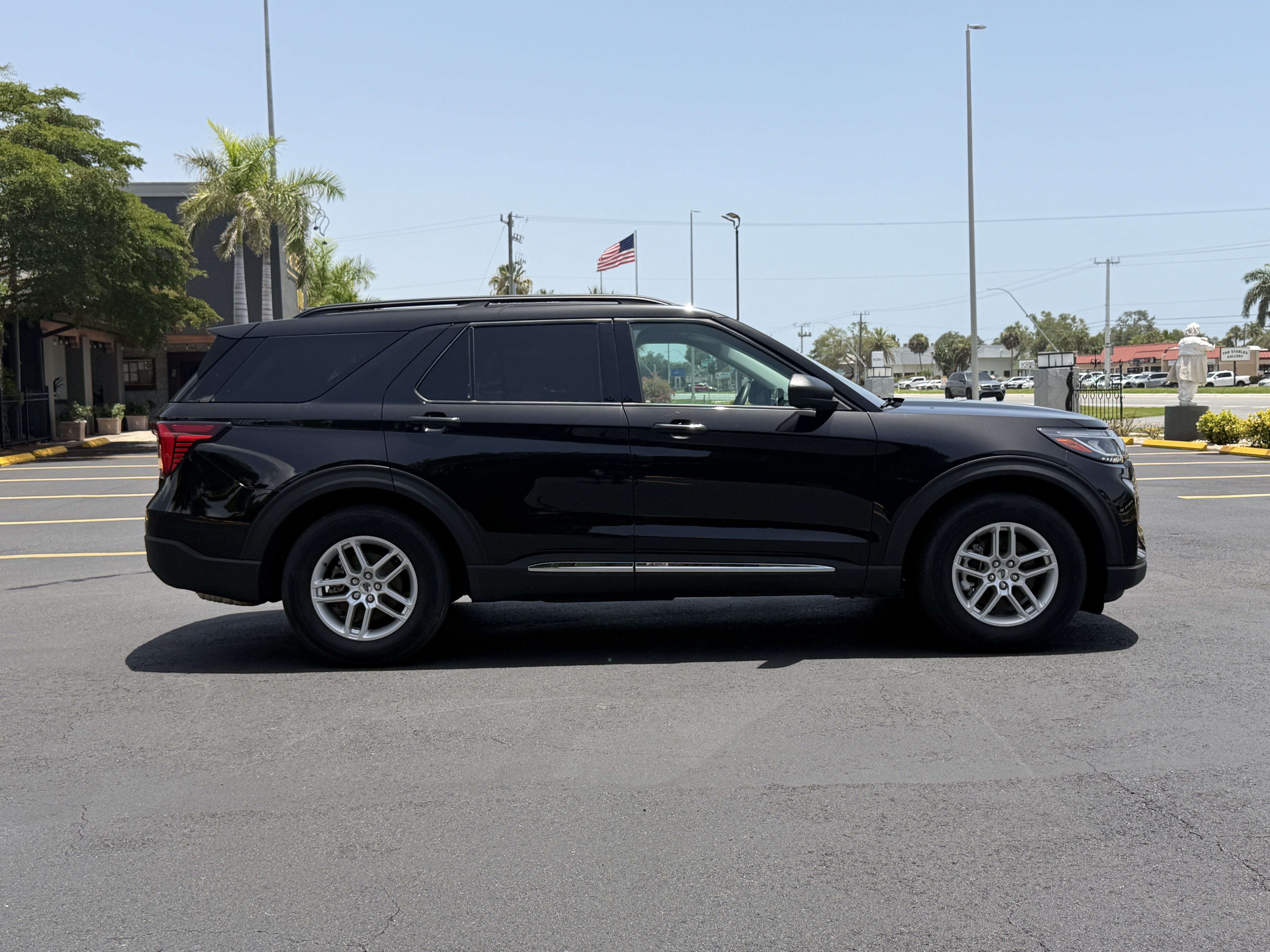 Used 2025 Black Metallic Ford Active image 4