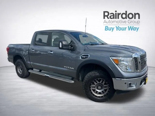 2017 Nissan Titan SV 4X4 Crew Cab's photo