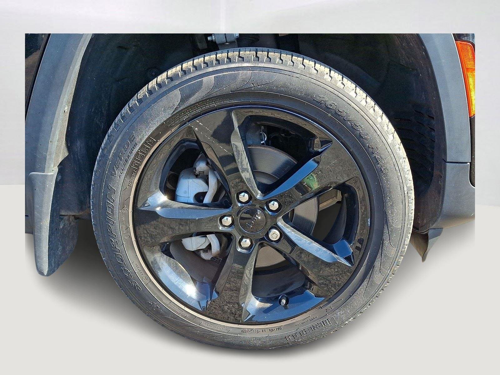 Used 2023 Diamond Black Crystal Pearlcoat Jeep Limited image 9