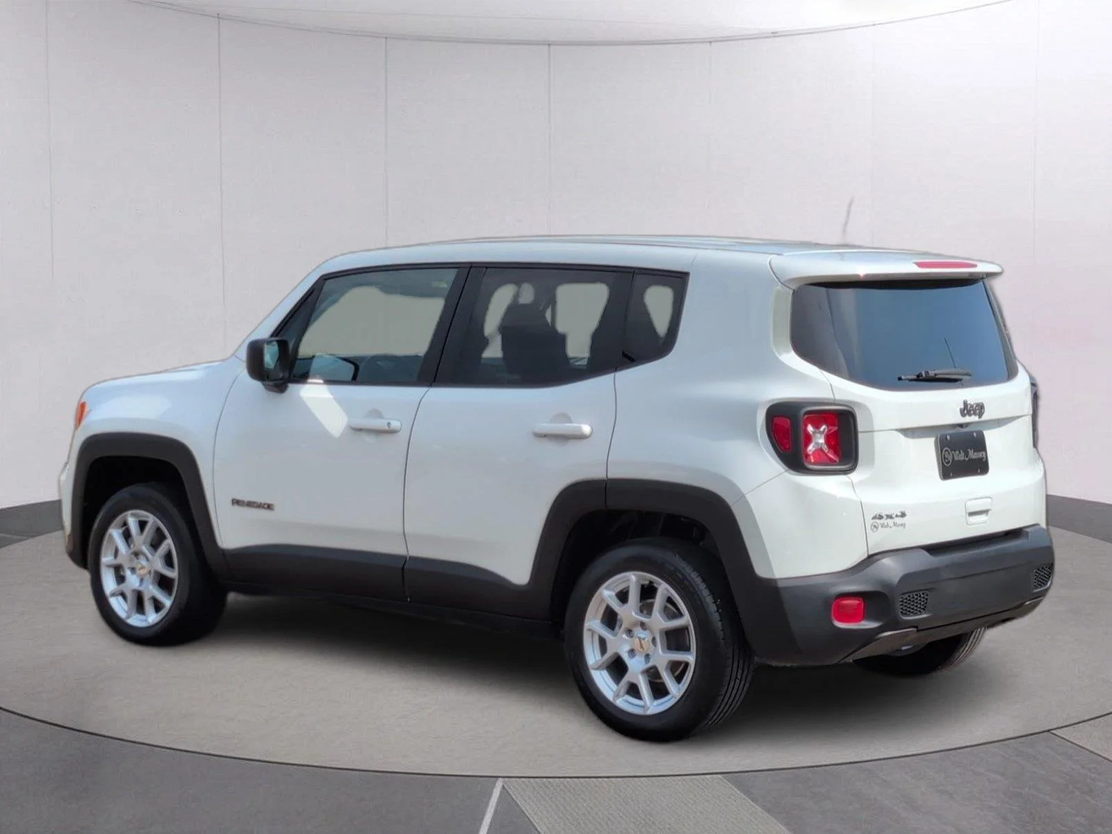 Used 2023 Alpine White Clearcoat Jeep Latitude image 3