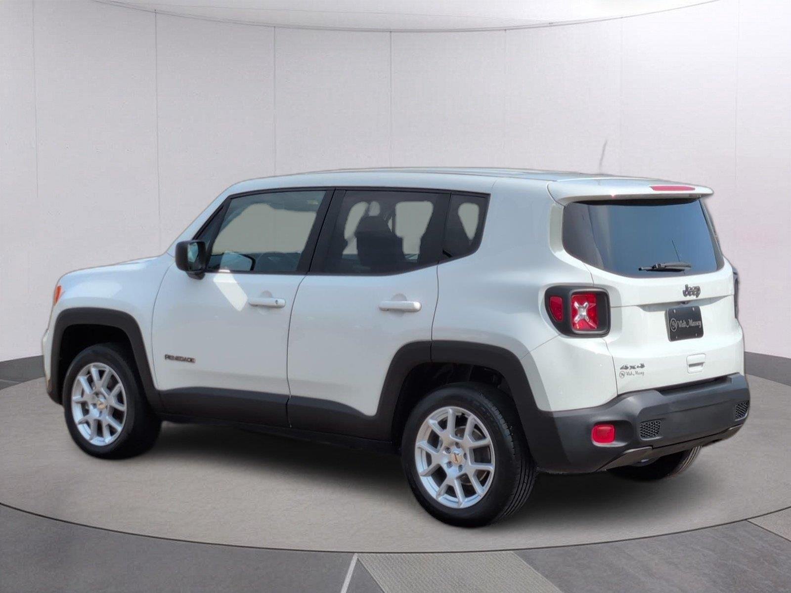 Used 2023 Alpine White Clearcoat Jeep Latitude image 3