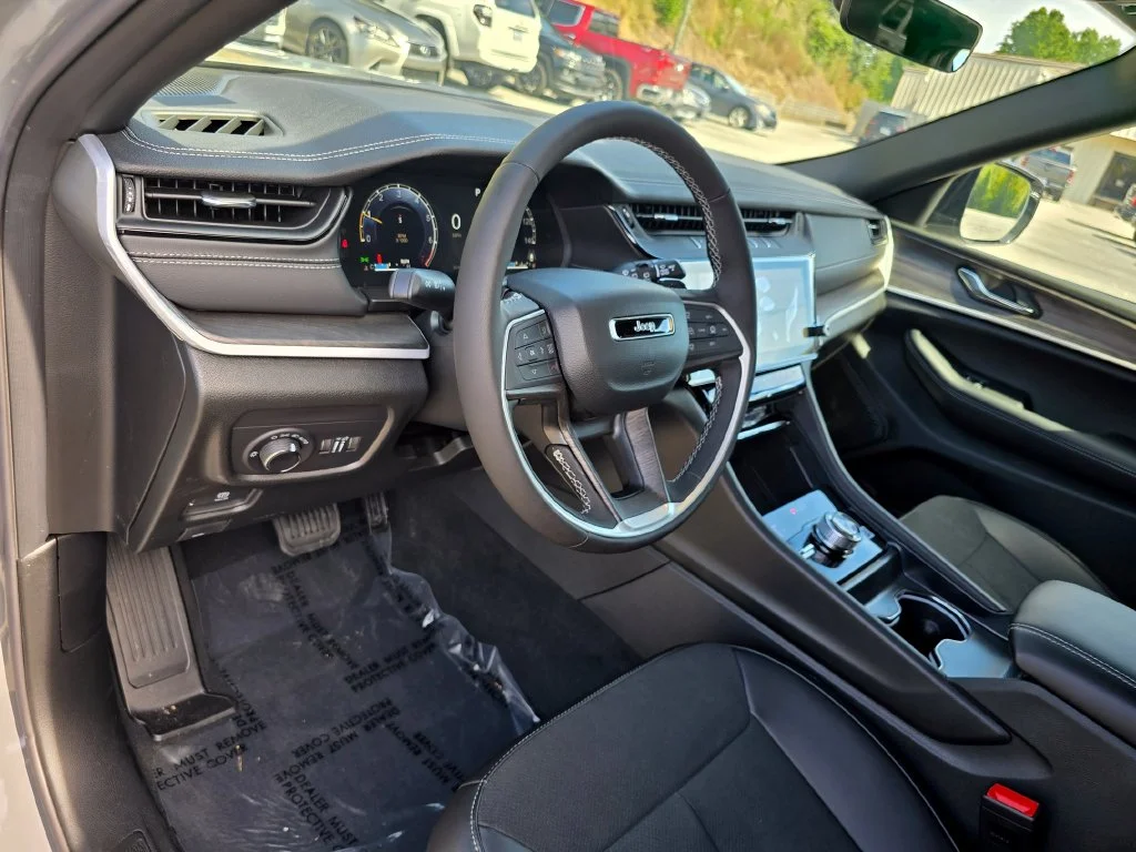 New 2027 Gray Jeep Laredo Altitude image 23