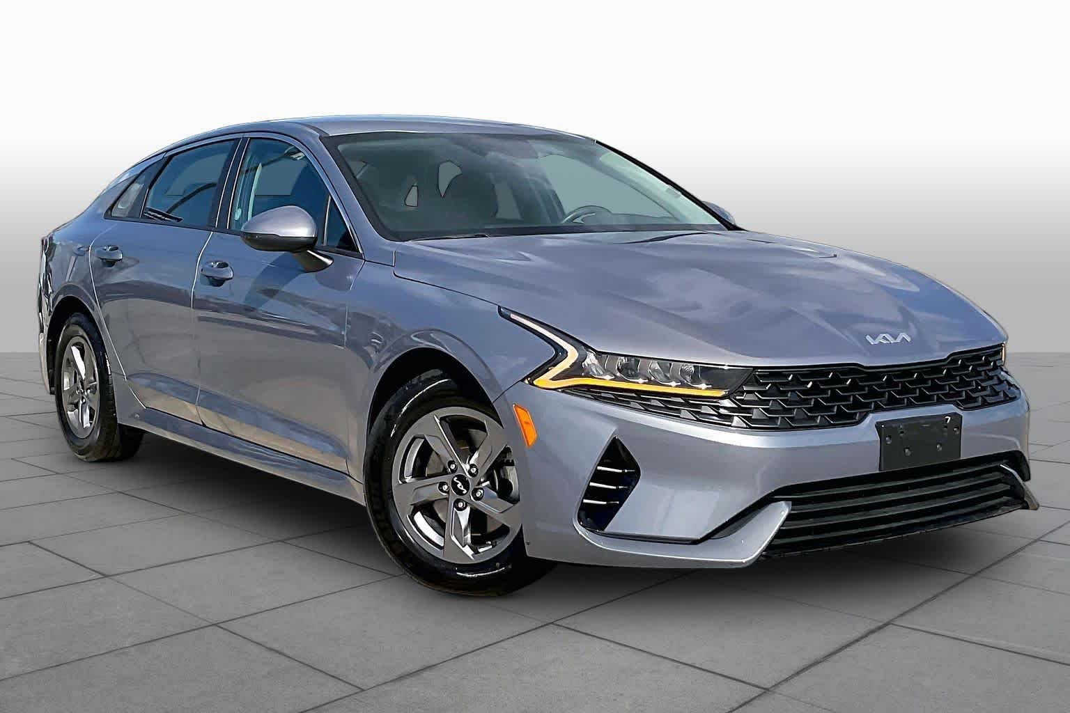 Used 2022 Everlasting Silver Kia LXS image 3