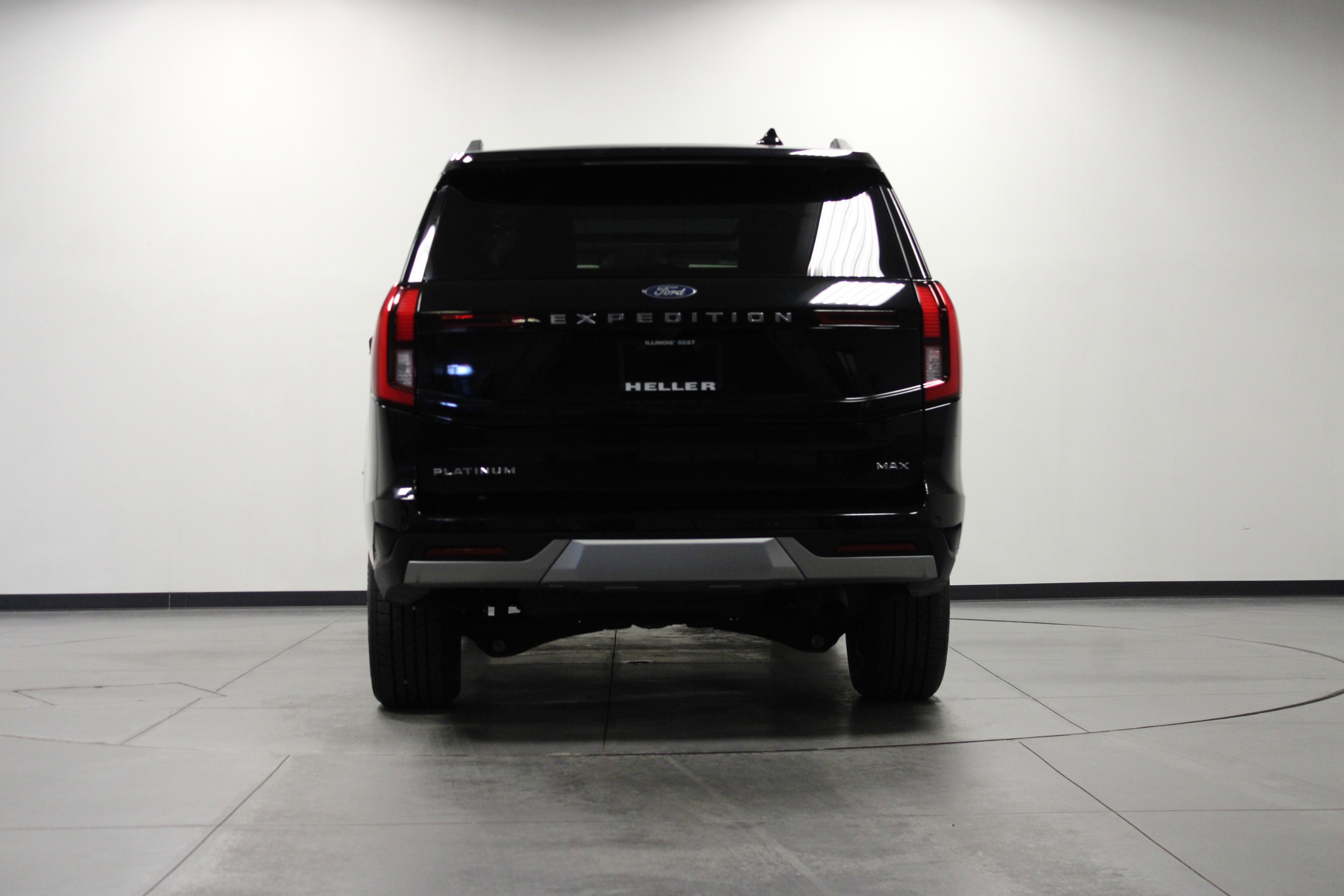 Used 2025 Black Metallic Ford Platinum image 5