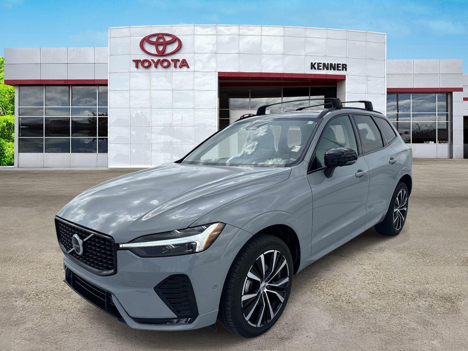 Used 2024 Vapour Grey Metallic Volvo Plus Dark Theme image 2