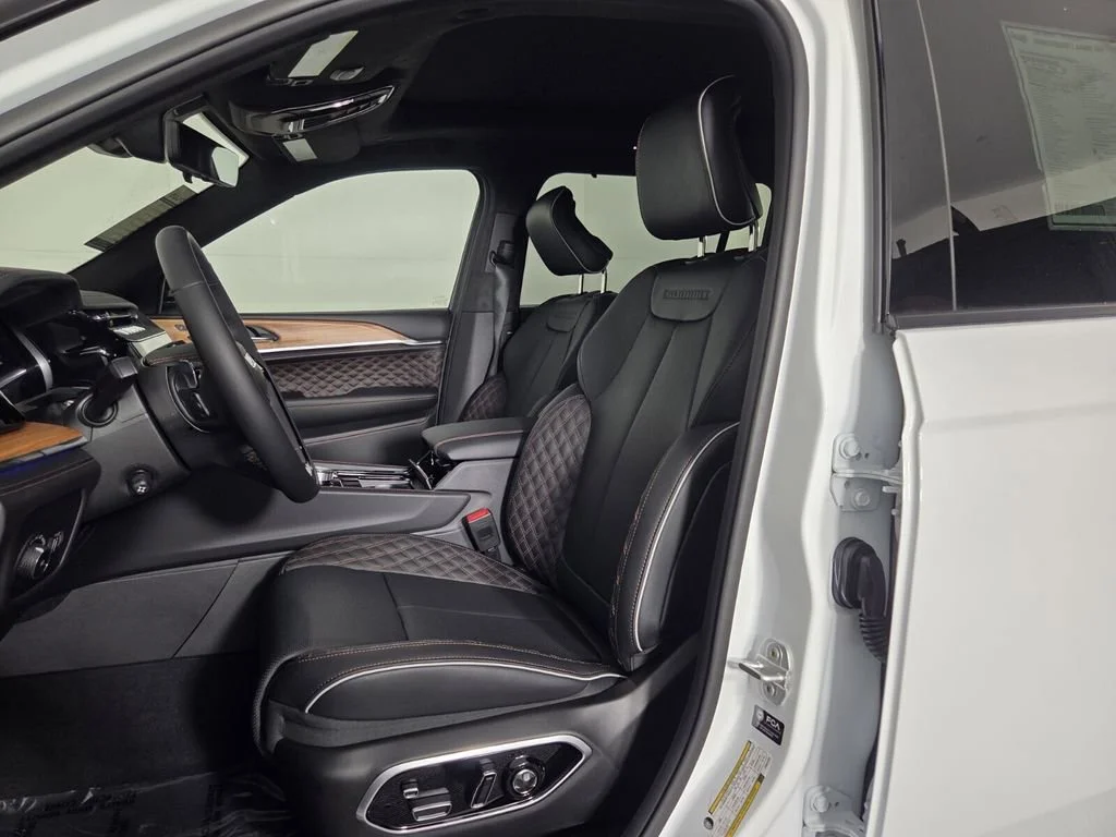 New 2026 Bright White Clear-Coat Exterior Paint Jeep Summit image 10