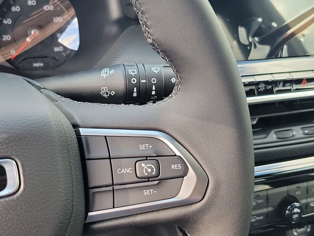 New 2026 Diamond Black Crystal Pearlcoat Jeep Latitude image 22