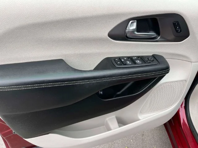 Certified Used 2022 Velvet Chrysler Touring L image 26