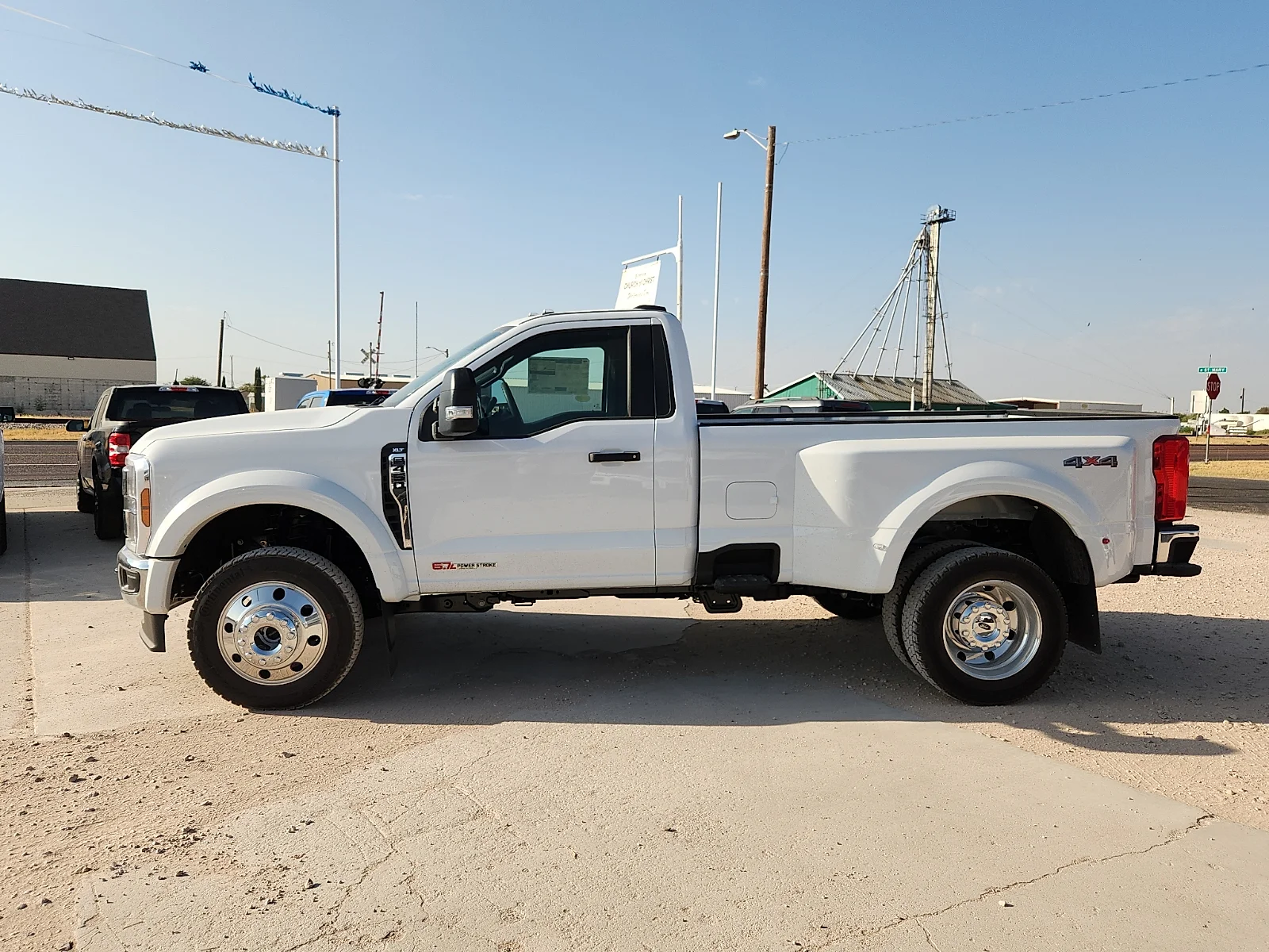New 2027 Oxford White Ford XLT image 4